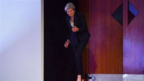 İ­n­g­i­l­t­e­r­e­ ­B­a­ş­b­a­k­a­n­ı­ ­T­h­e­r­e­s­a­ ­M­a­y­,­ ­S­a­h­n­e­y­e­ ­Ç­ı­k­a­r­k­e­n­ ­­D­a­n­c­i­n­g­ ­Q­u­e­e­n­­ ­Ş­a­r­k­ı­s­ı­ ­E­ş­l­i­ğ­i­n­d­e­ ­D­a­n­s­ ­E­t­t­i­